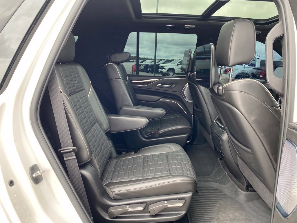 Used 2024 Cadillac Escalade Sport Platinum w/ LPO, ONYX Package AWD/4WD image 17