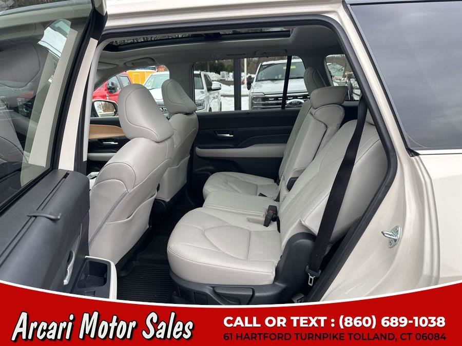 Used 2024 Toyota Grand Highlander AWD image 17