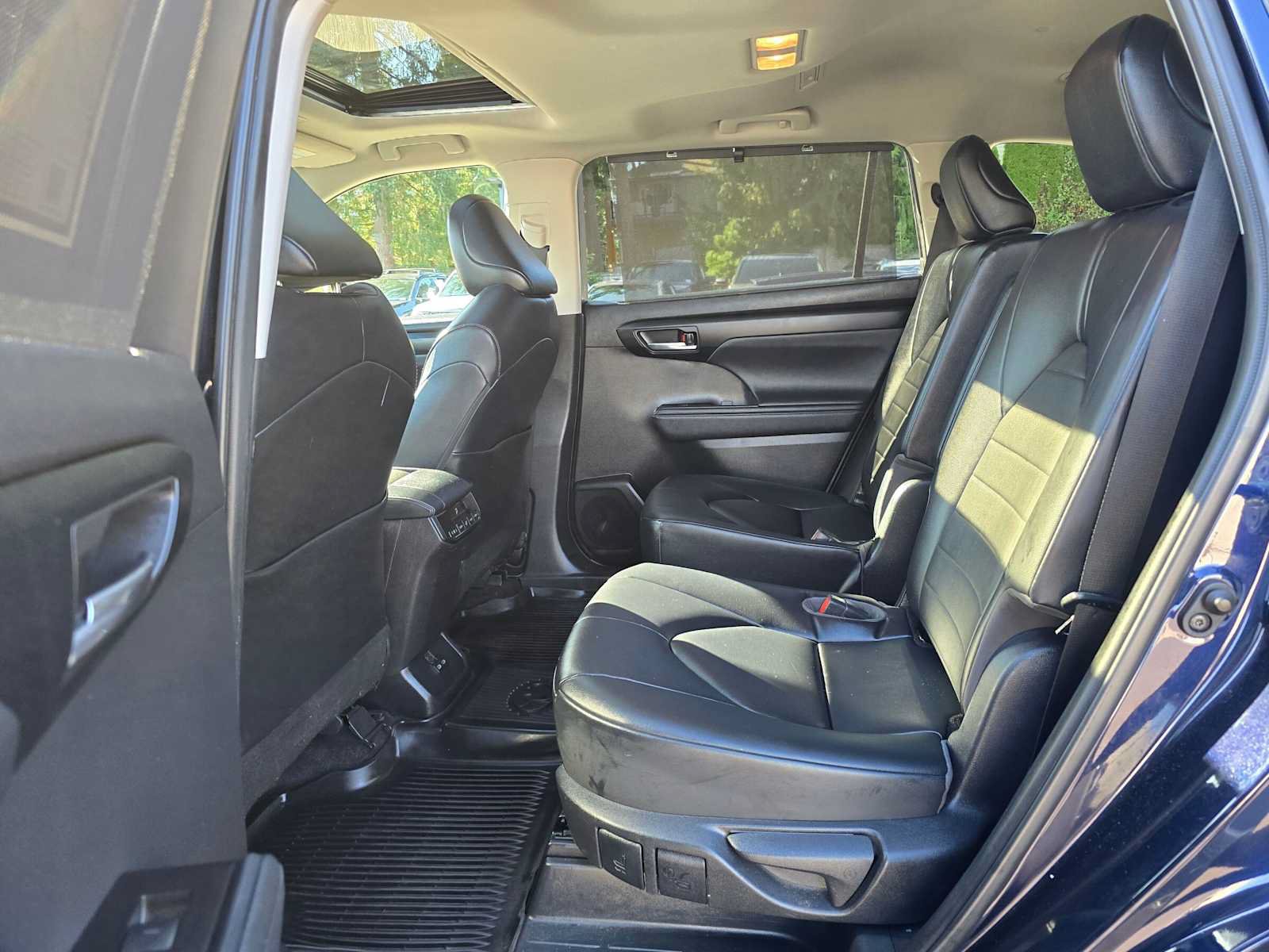 Used 2023 Toyota Highlander XLE AWD/4WD image 16