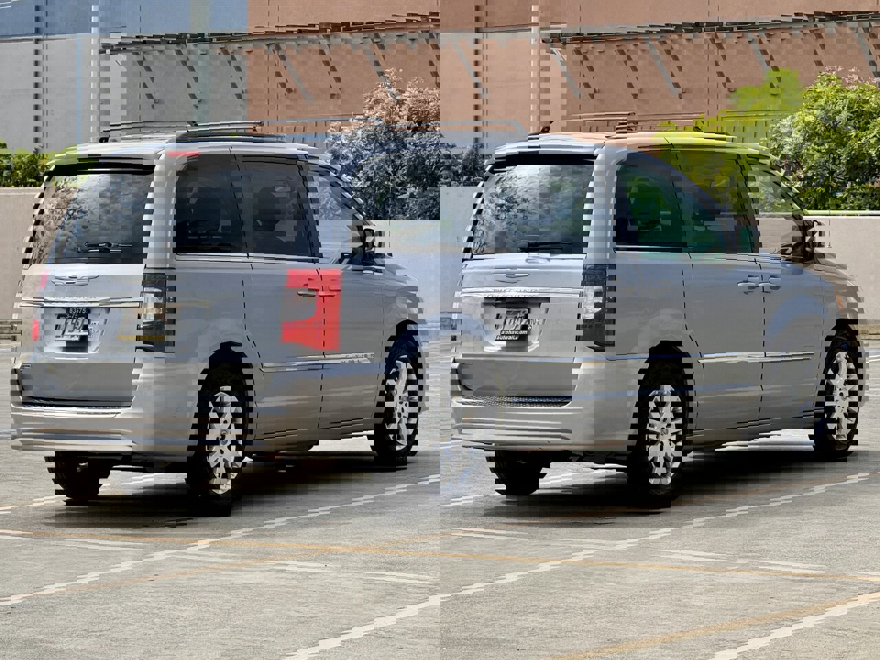 Used 2015 Chrysler Town & Country Touring image 6