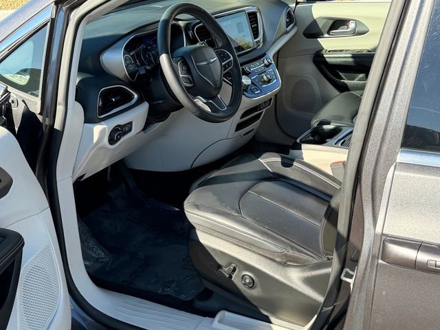Used 2023 Chrysler Pacifica Touring-L image 11
