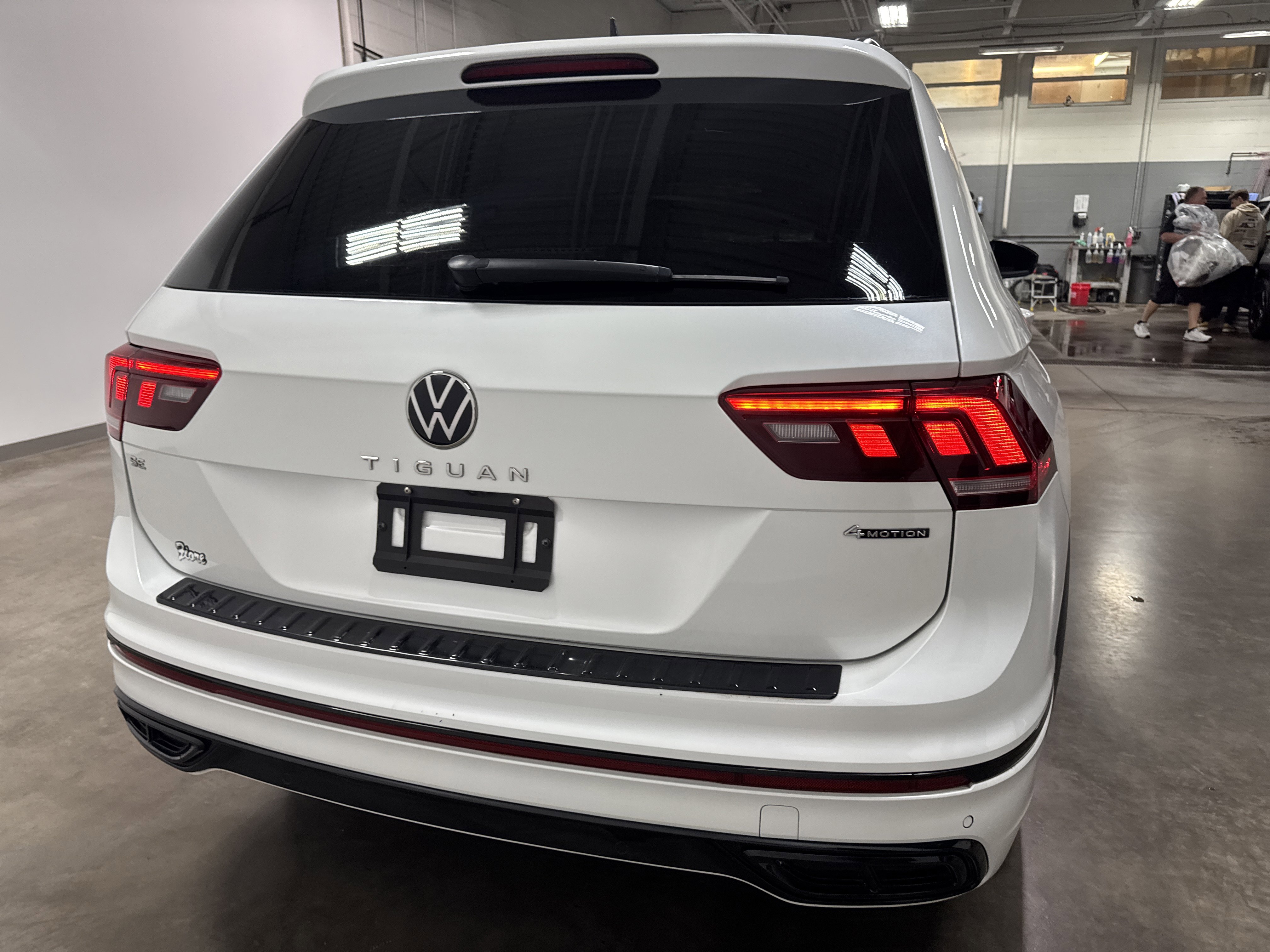 Certified 2024 Volkswagen Tiguan SE R-Line AWD/4WD image 4