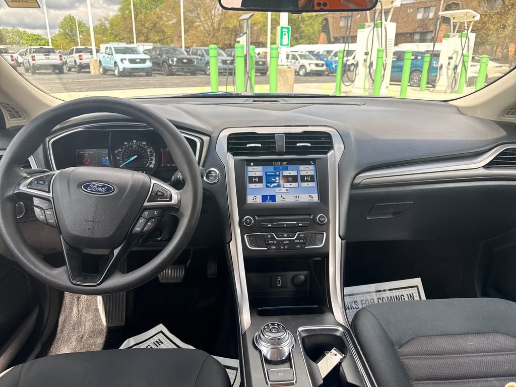 Used 2017 Ford Fusion SE w/ Fusion SE Technology Package FWD image 16
