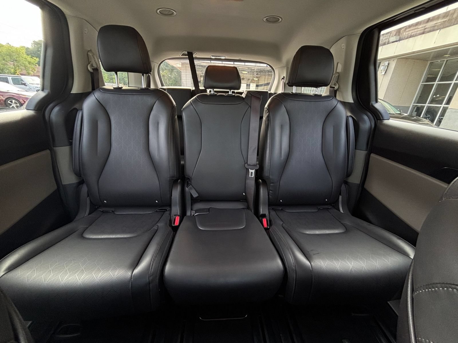 Used 2026 Kia Carnival FWD image 40