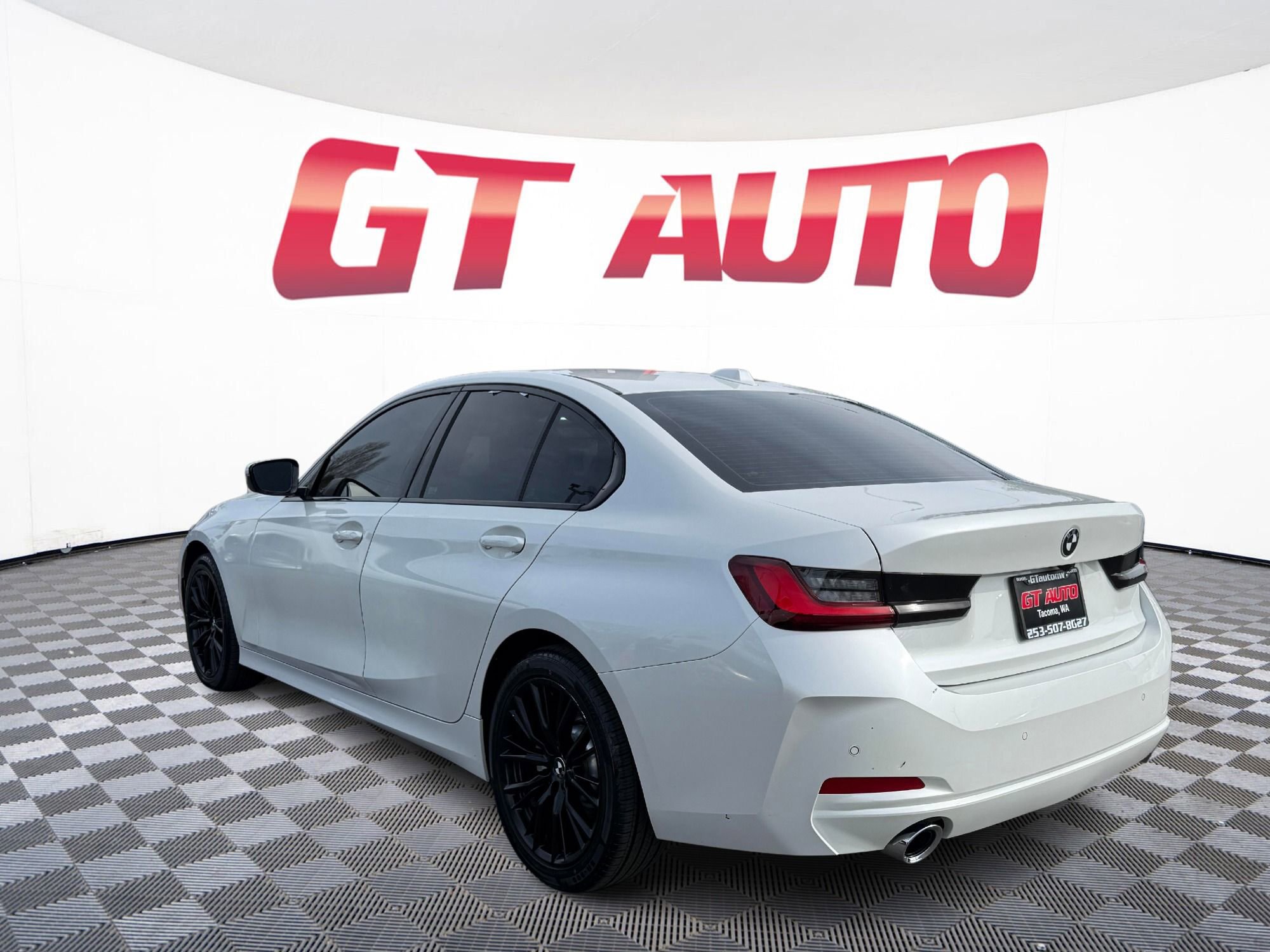 Used 2023 BMW 330i xDrive Sedan w/ Convenience Package image 4