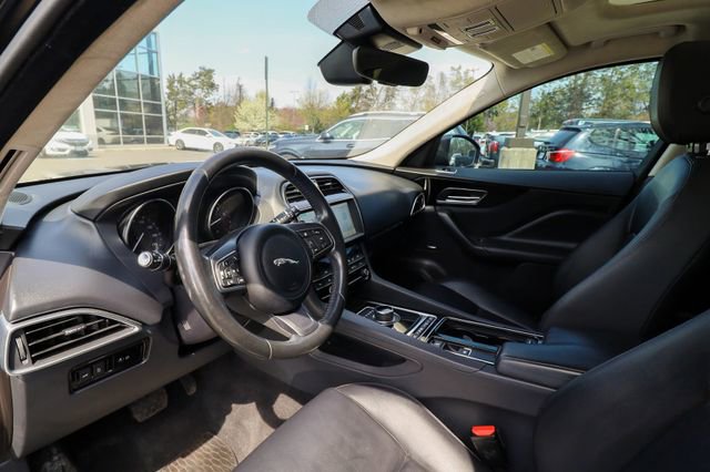 Used 2020 Jaguar F-PACE Premium image 33