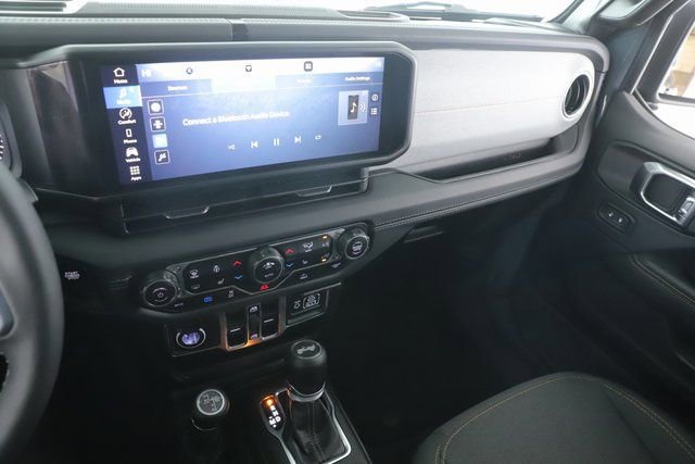 Used 2025 Jeep Wrangler Unlimited Sahara image 25