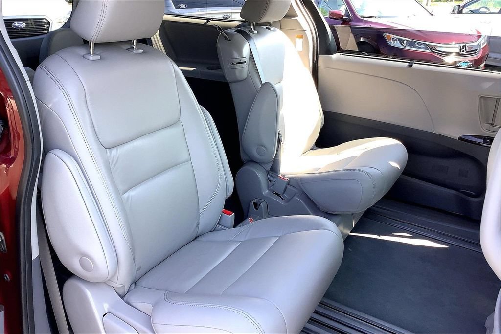Used 2020 Toyota Sienna XLE FWD image 30
