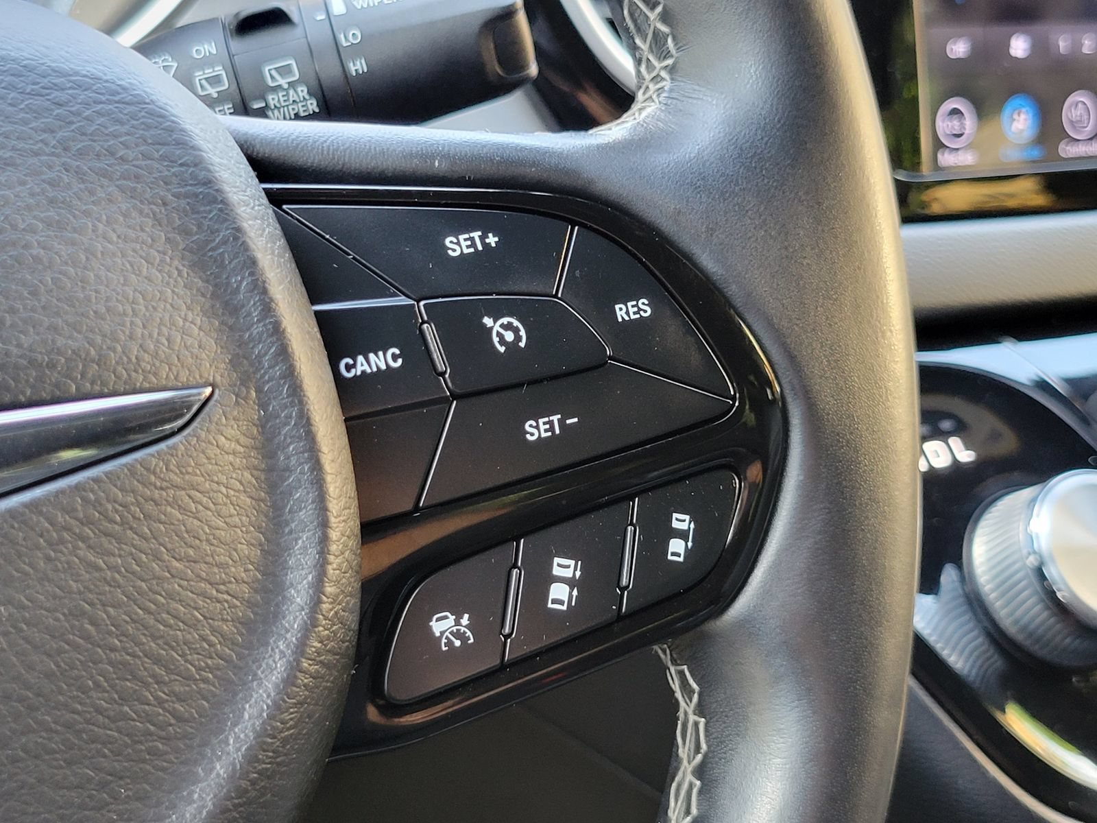 Used 2018 Chrysler Pacifica Touring-L Plus w/ Advanced Safetytec Group FWD image 18