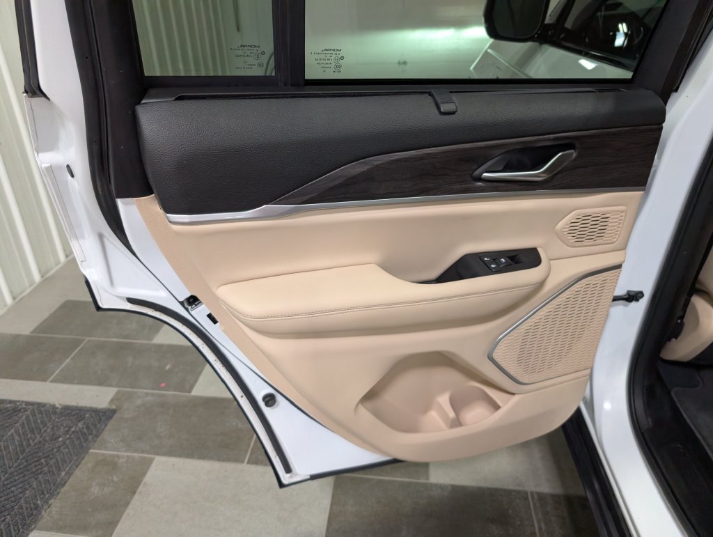 Used 2023 Jeep Grand Cherokee 4WD 4xe w/ Luxury Tech Group II image 9
