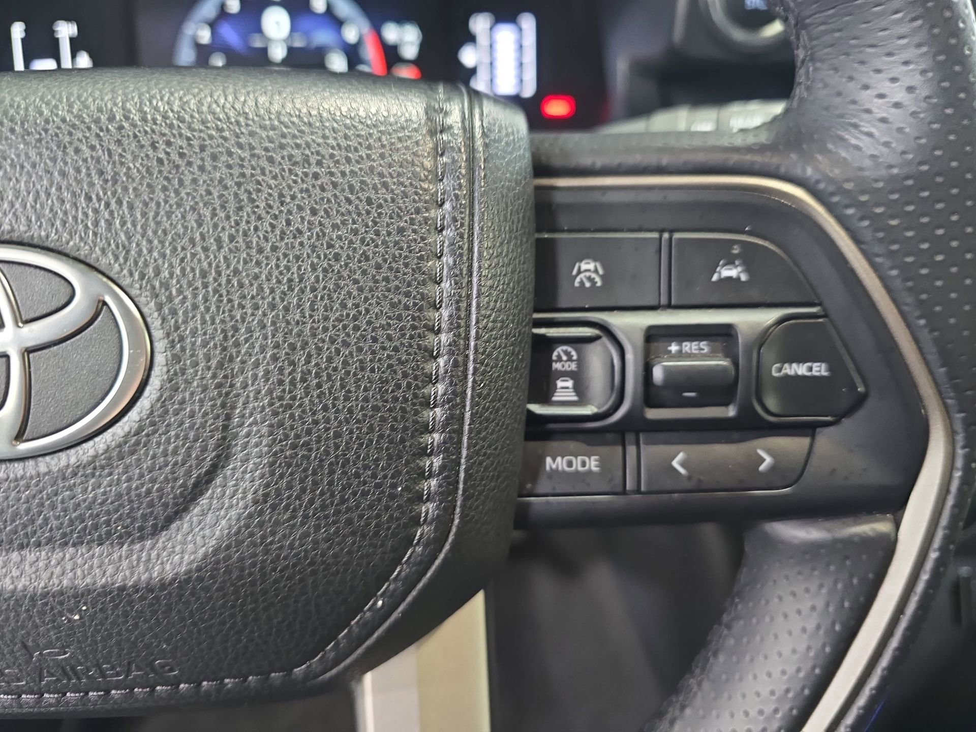 Used 2025 Toyota 4Runner SR5 AWD/4WD image 17