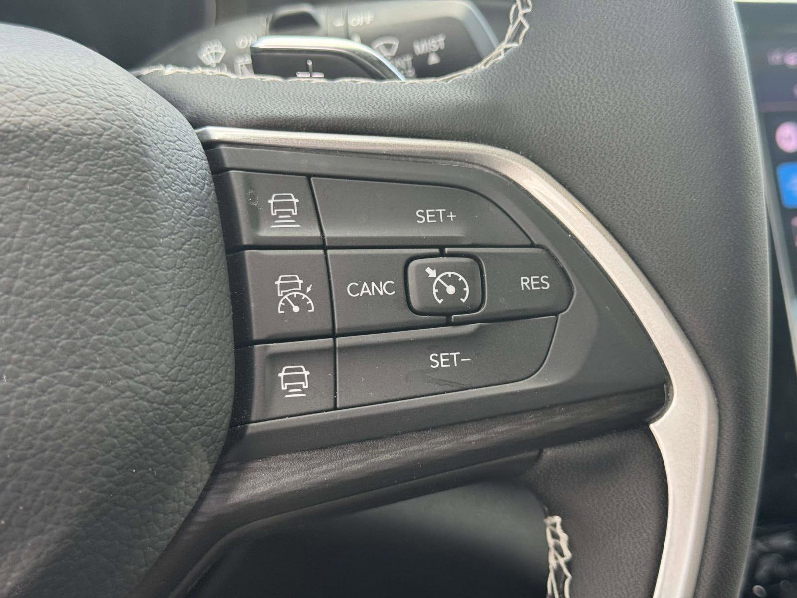 Used 2025 Jeep Grand Cherokee Laredo w/ Luxury Tech Group I AWD/4WD image 21