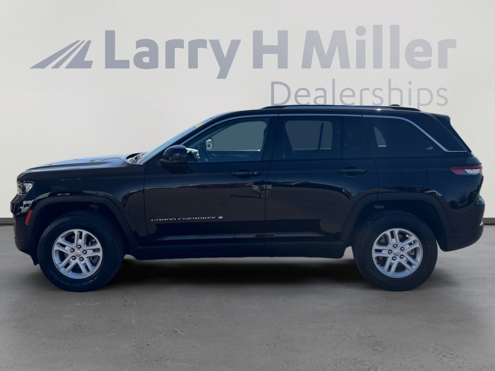 Used 2023 Jeep Grand Cherokee Laredo image 2