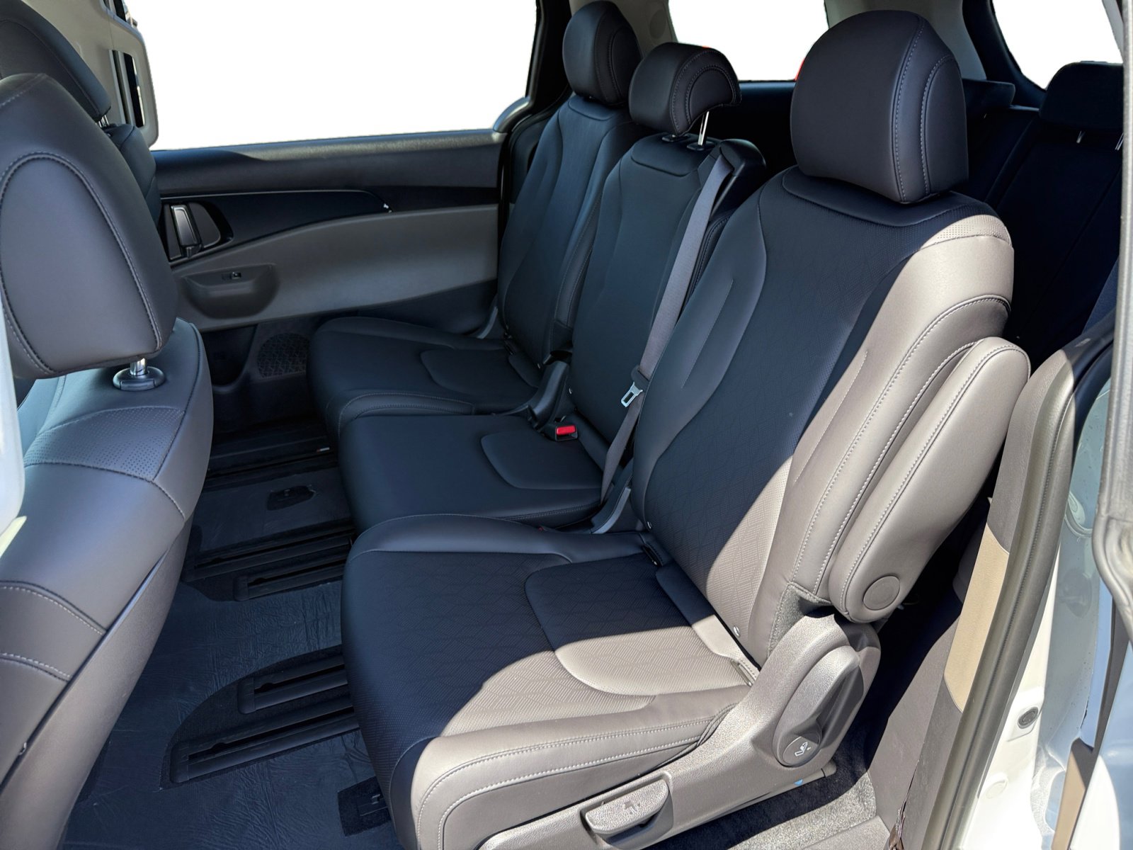 New 2026 Kia Carnival LXS image 16