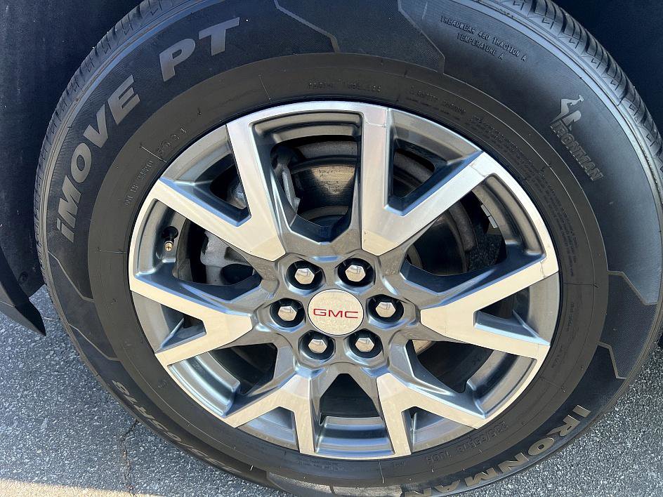 Used 2023 GMC Acadia SLT image 9