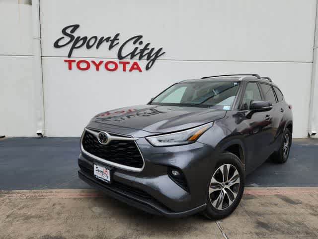 Used 2022 Toyota Highlander XLE AWD/4WD video 1