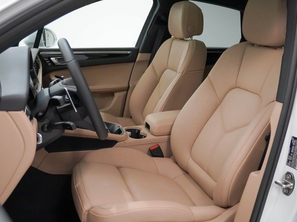 Certified 2025 Porsche Macan image 5