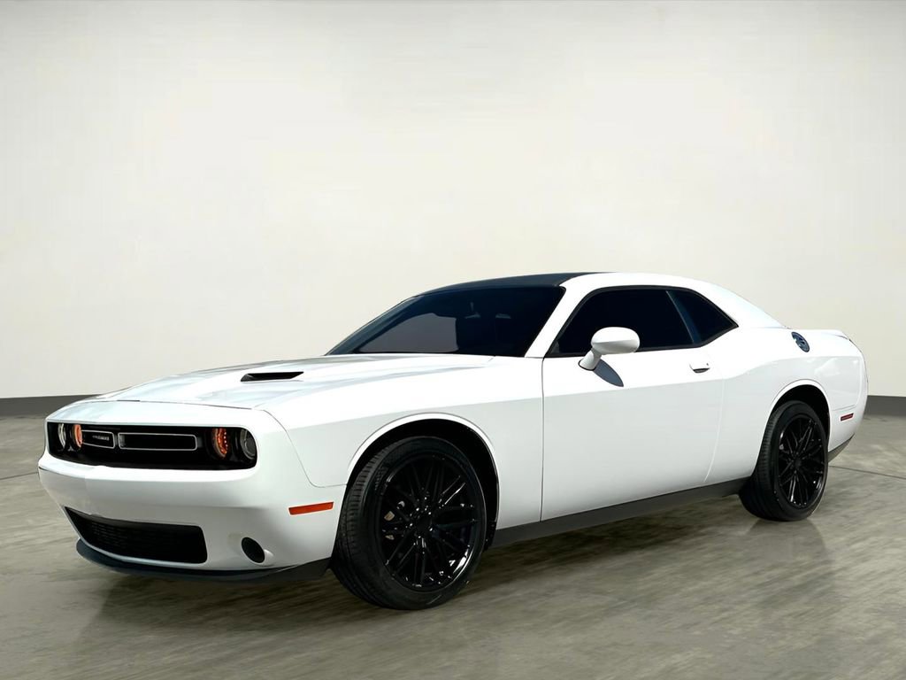 Used 2018 Dodge Challenger SXT image 1