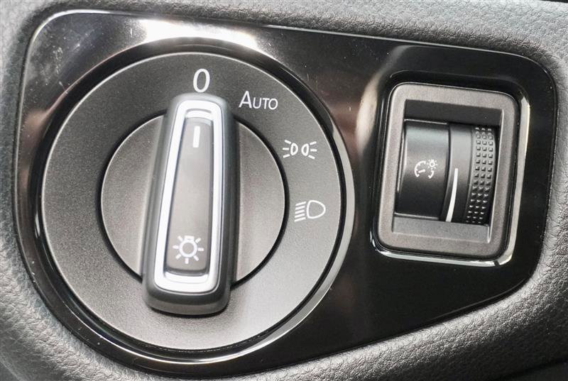 Used 2016 Volkswagen Golf R 4-Door image 18