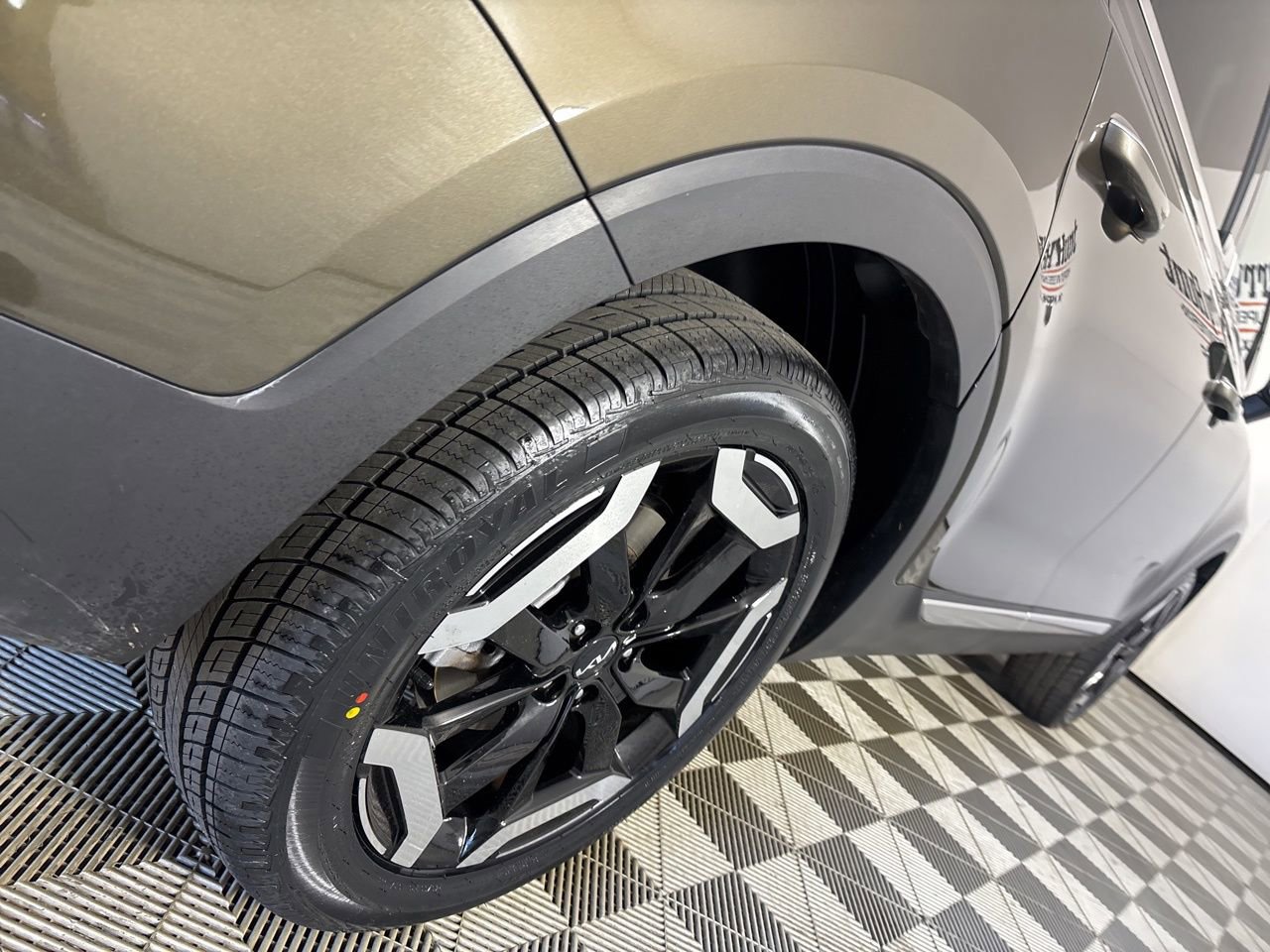 Used 2025 Kia Telluride S image 33