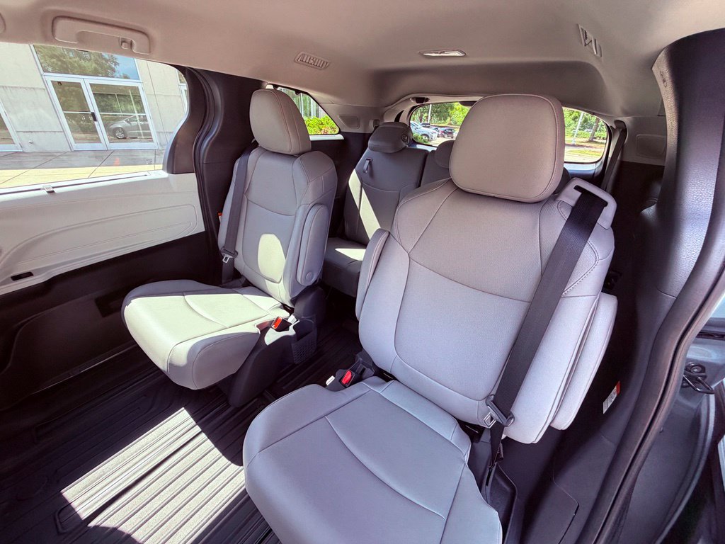Used 2026 Toyota Sienna XLE FWD image 13