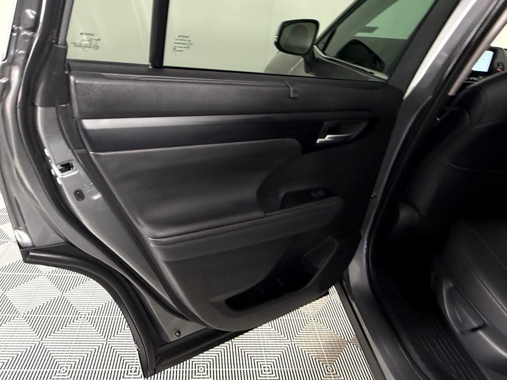 Used 2025 Toyota Highlander XLE FWD image 27