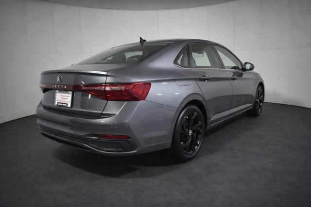 Used 2025 Volkswagen Jetta SE image 4