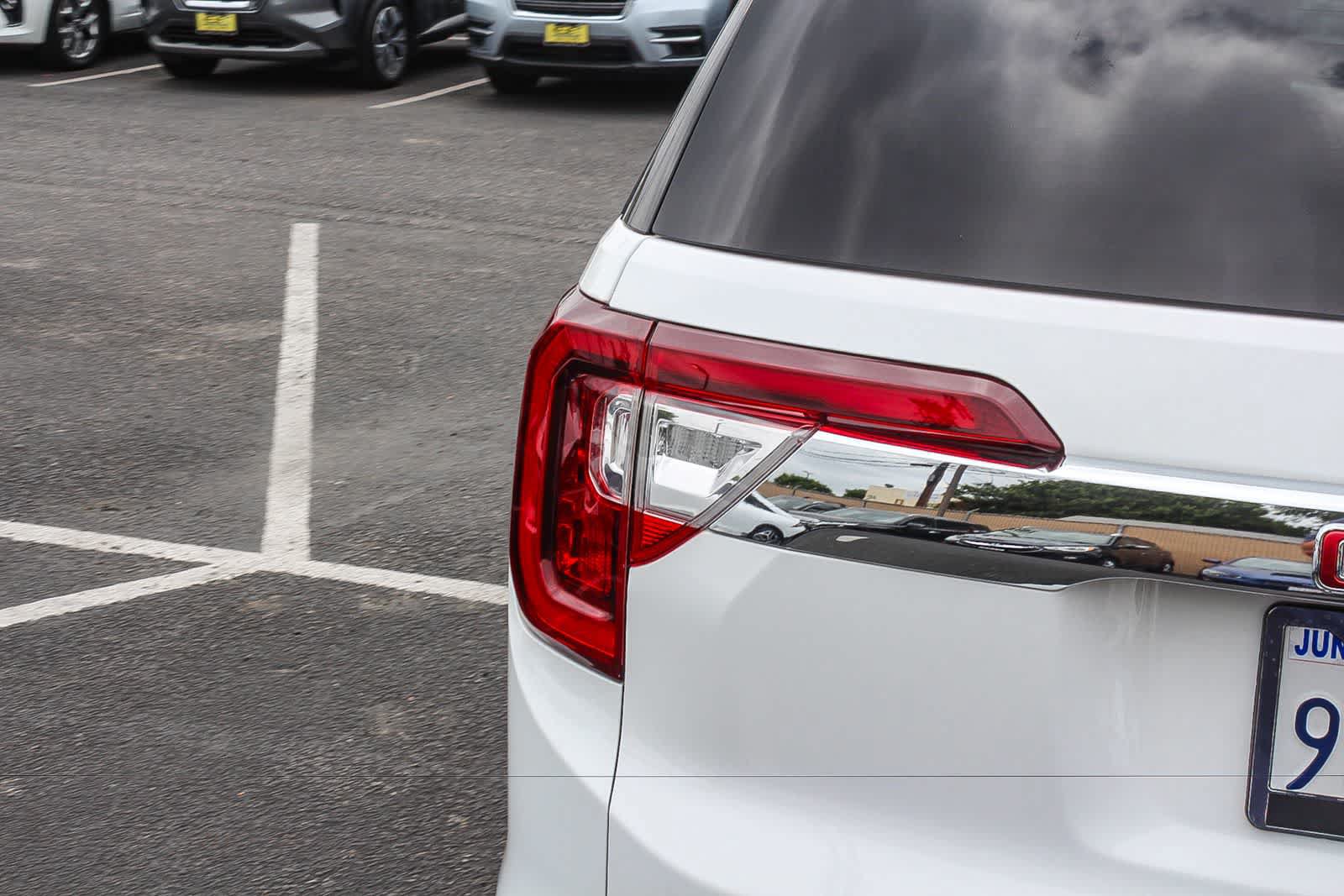Used 2023 GMC Acadia SLE w/ Driver Convenience Package FWD image 8