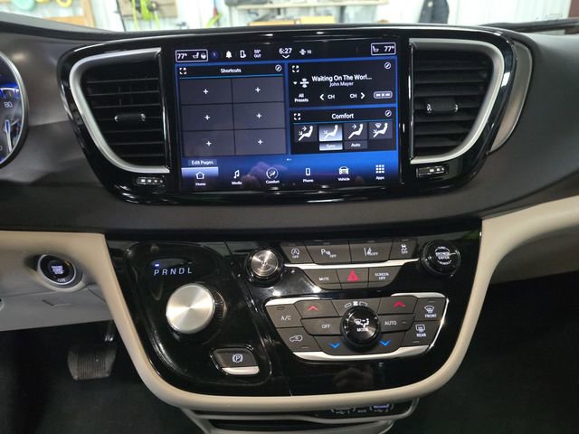 Used 2024 Chrysler Pacifica Touring-L image 22