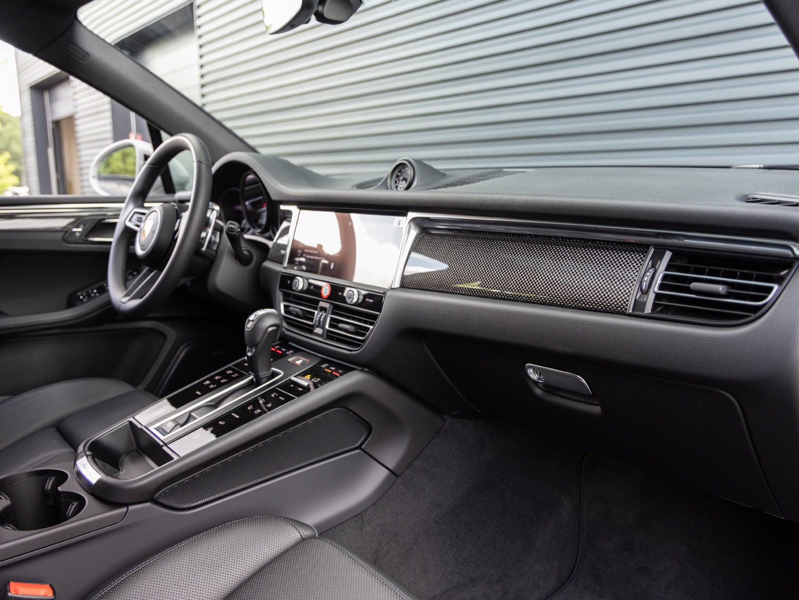 Used 2025 Porsche Macan AWD/4WD image 35
