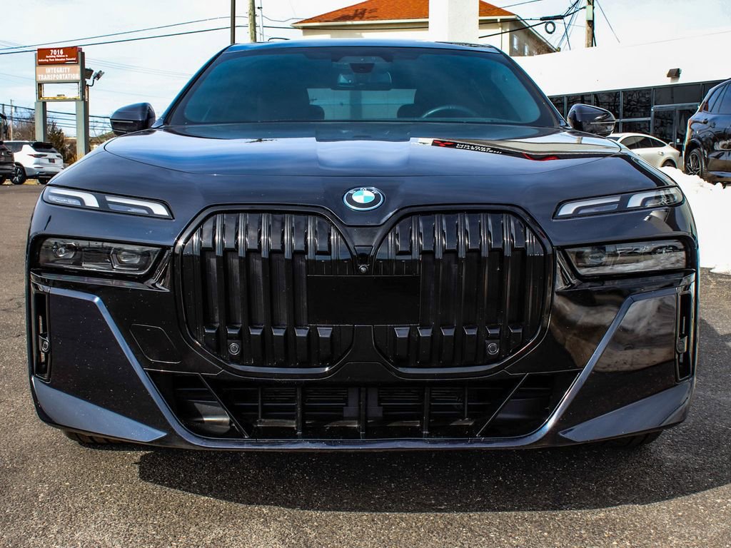 Used 2024 BMW i7 xDrive60 image 2