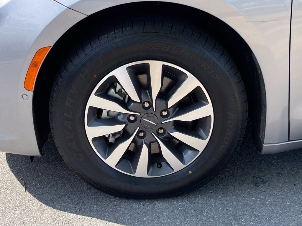 Used 2021 Chrysler Pacifica Touring-L FWD image 34
