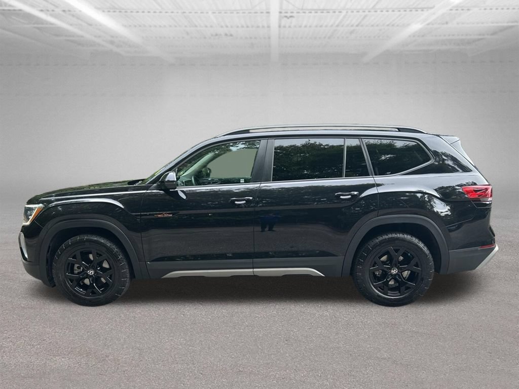 Used 2024 Volkswagen Atlas Peak Edition SE AWD/4WD image 2