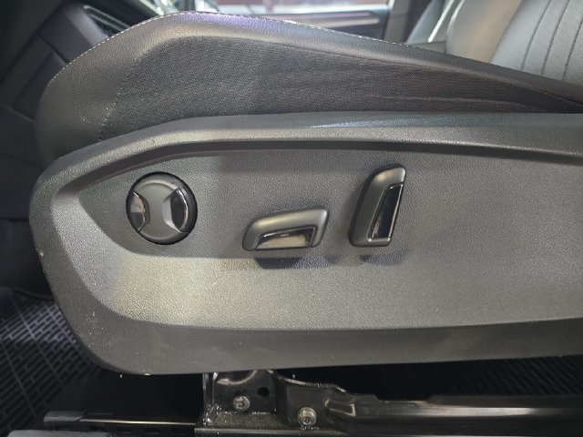 Used 2024 Volkswagen Tiguan SE R-Line FWD image 26