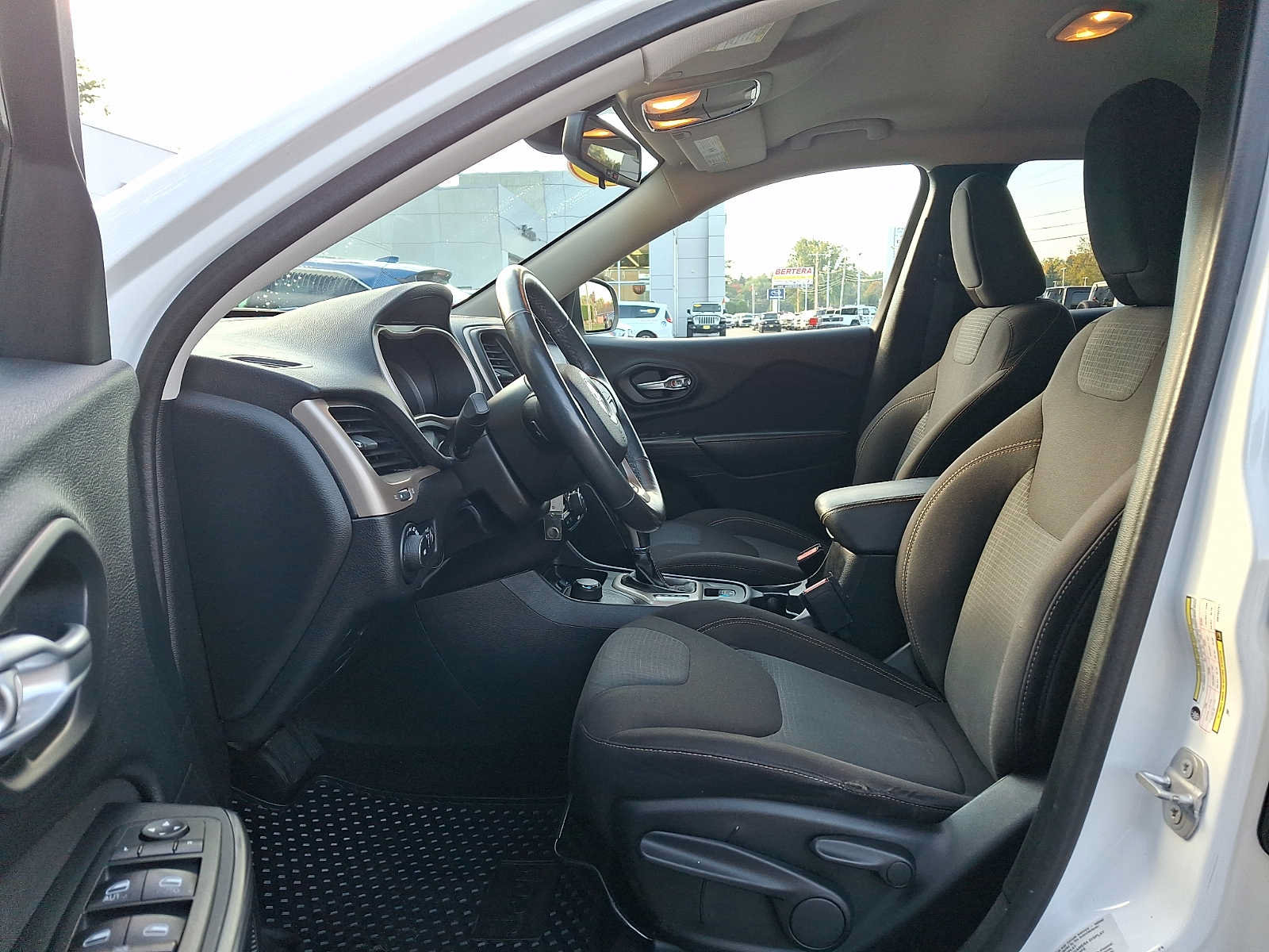 Used 2016 Jeep Cherokee Latitude AWD/4WD image 14