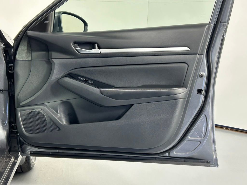 Used 2025 Nissan Altima 2.5 SL FWD image 9
