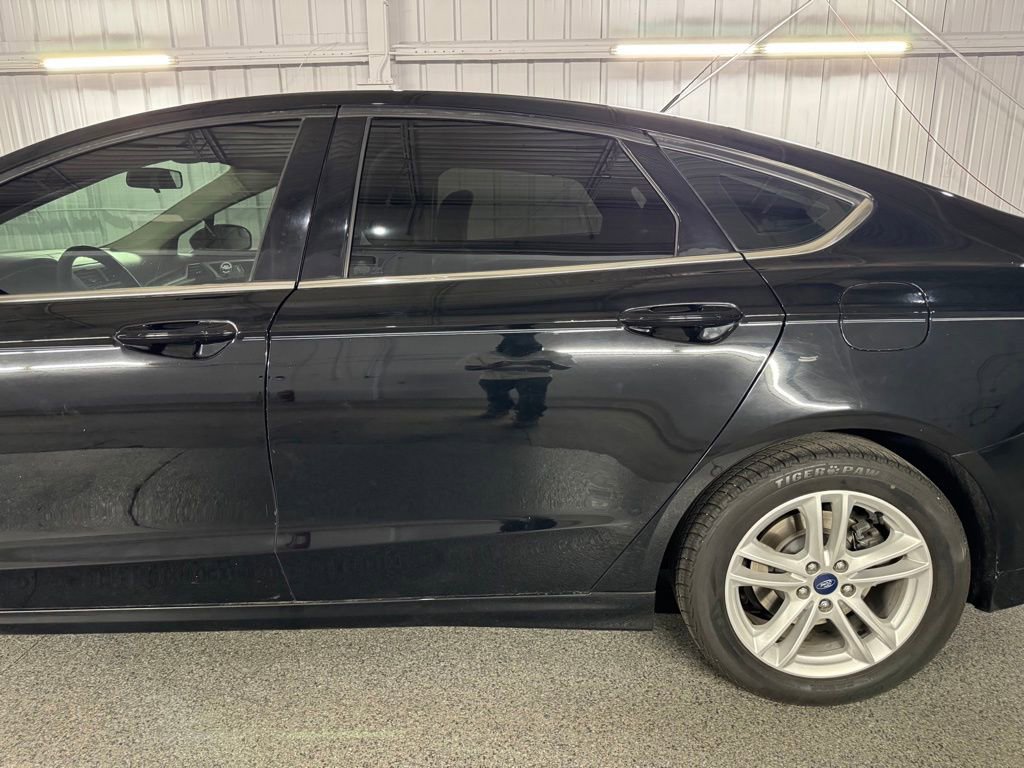Used 2018 Ford Fusion SE w/ Fusion SE Technology Package FWD image 16
