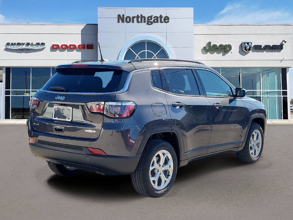 Used 2024 Jeep Compass Latitude AWD/4WD image 4