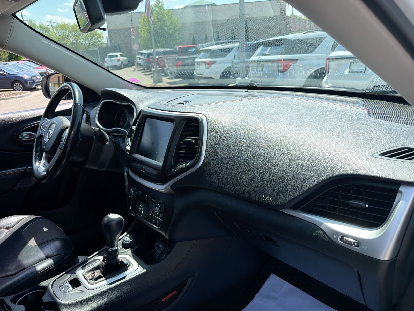 Used 2015 Jeep Cherokee Trailhawk w/ Cold Weather Group AWD/4WD image 19