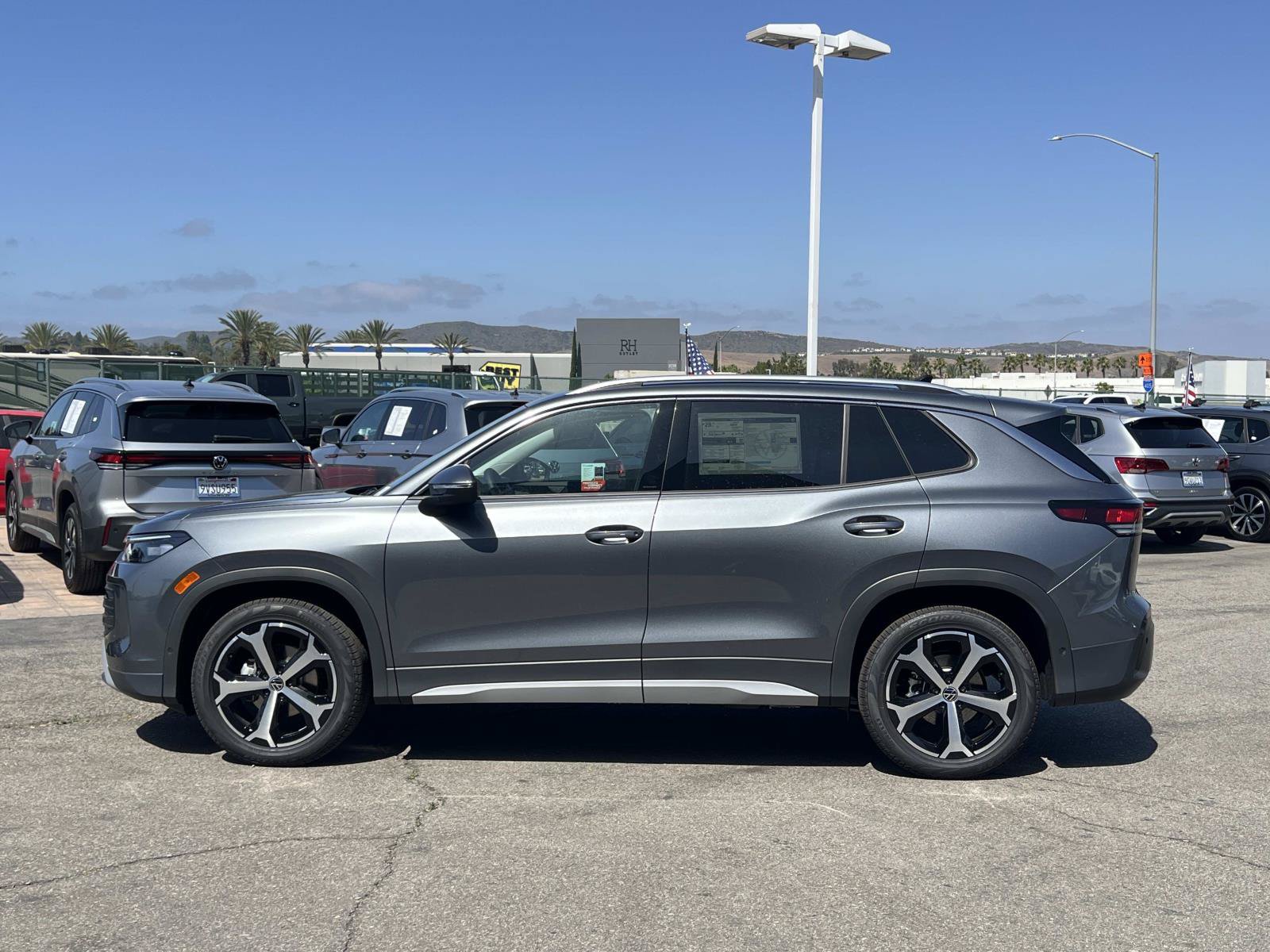 New 2026 Volkswagen Tiguan SE FWD image 2