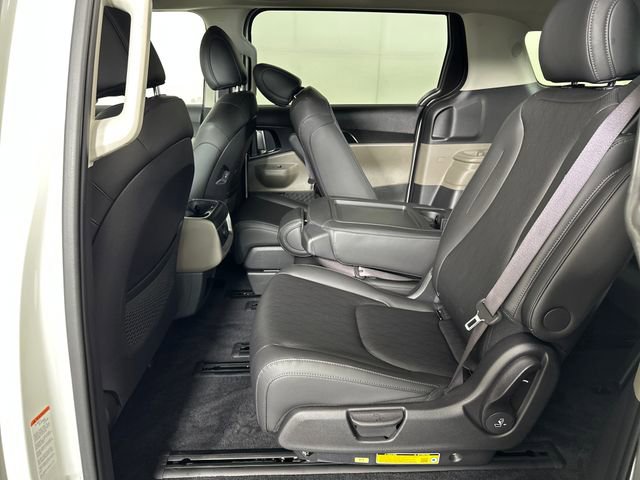 Used 2025 Kia Carnival image 25