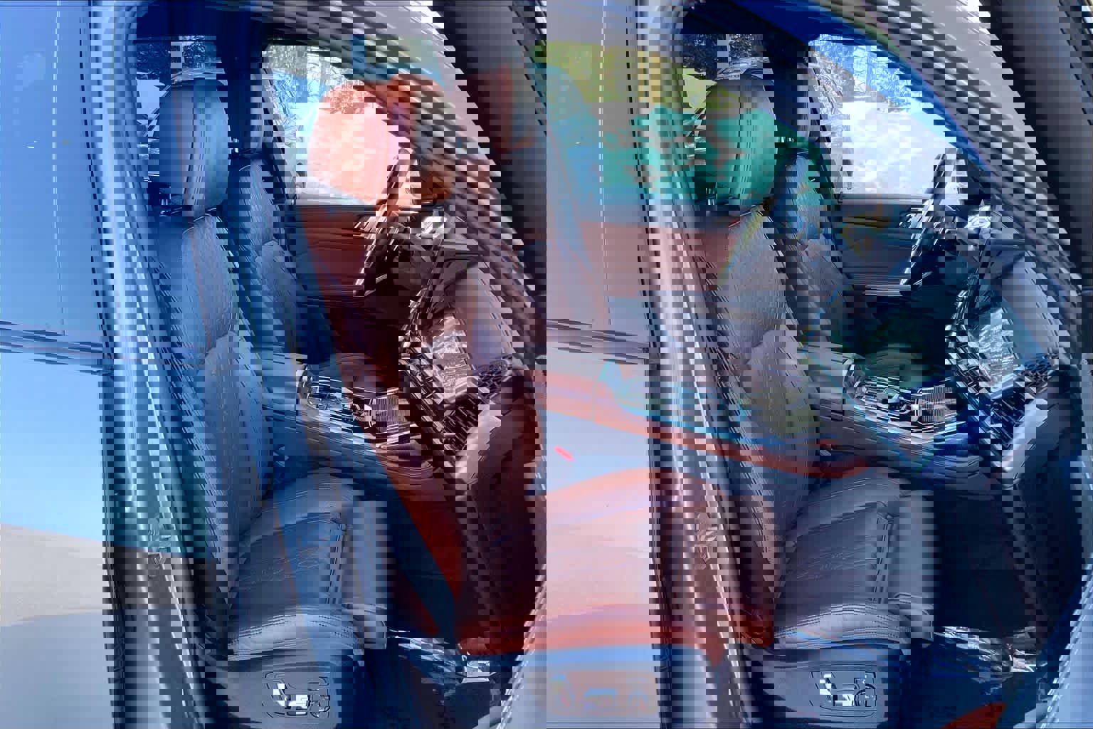 Used 2025 BMW X7 M60i w/ Climate Comfort Package image 9