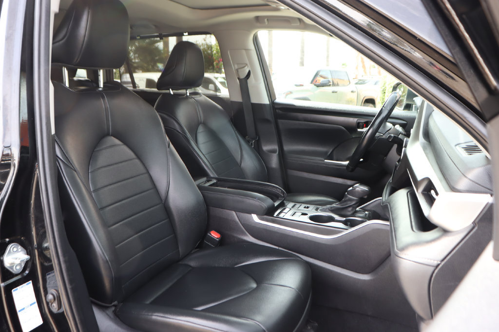 Used 2021 Toyota Highlander XLE AWD/4WD image 41