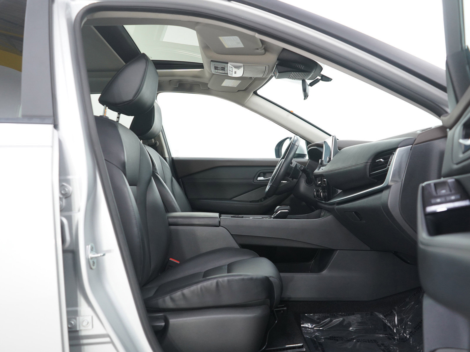 Used 2023 Nissan Rogue SV w/ SV Premium Package image 11