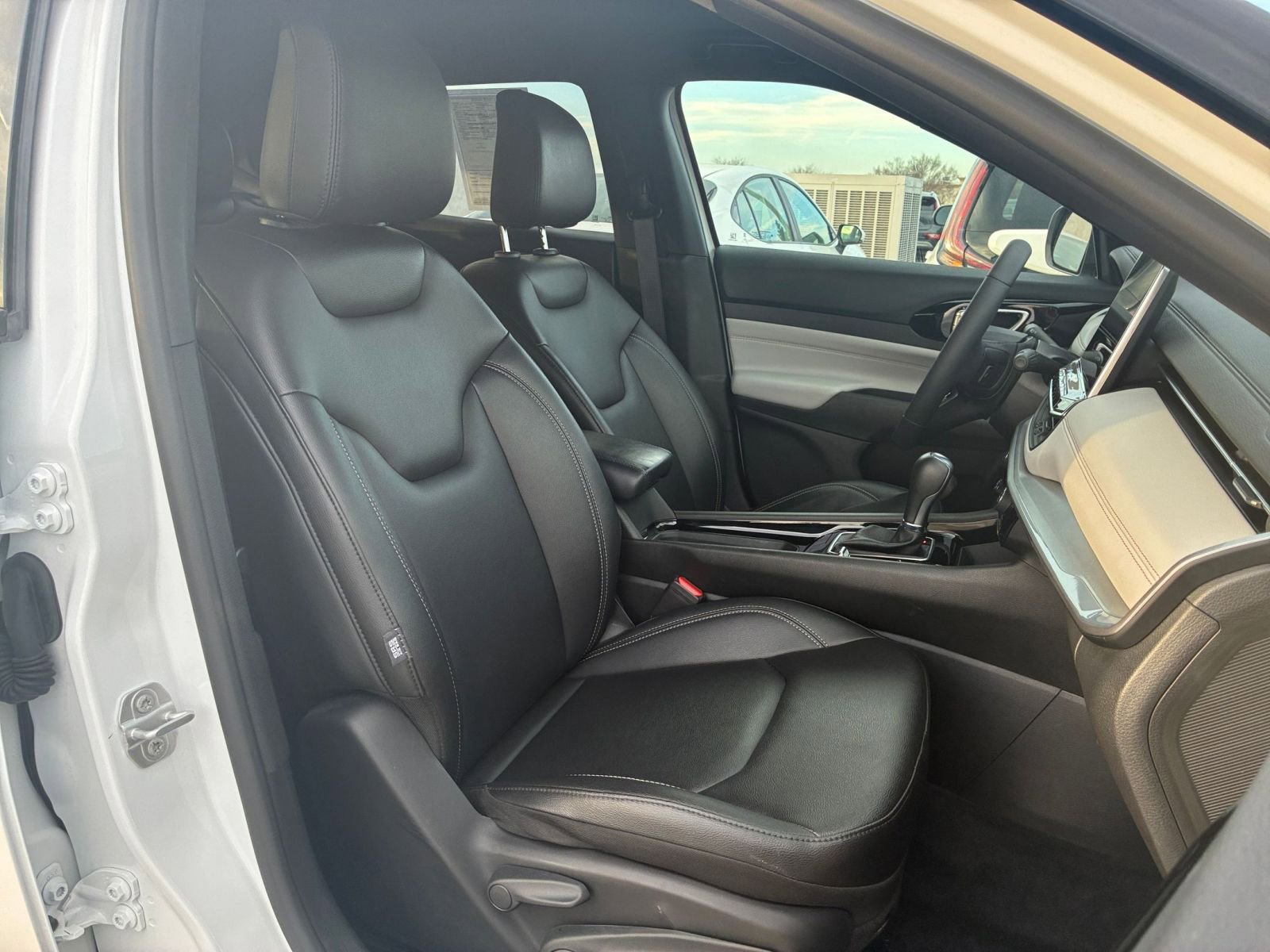 Used 2025 Jeep Compass Limited image 37