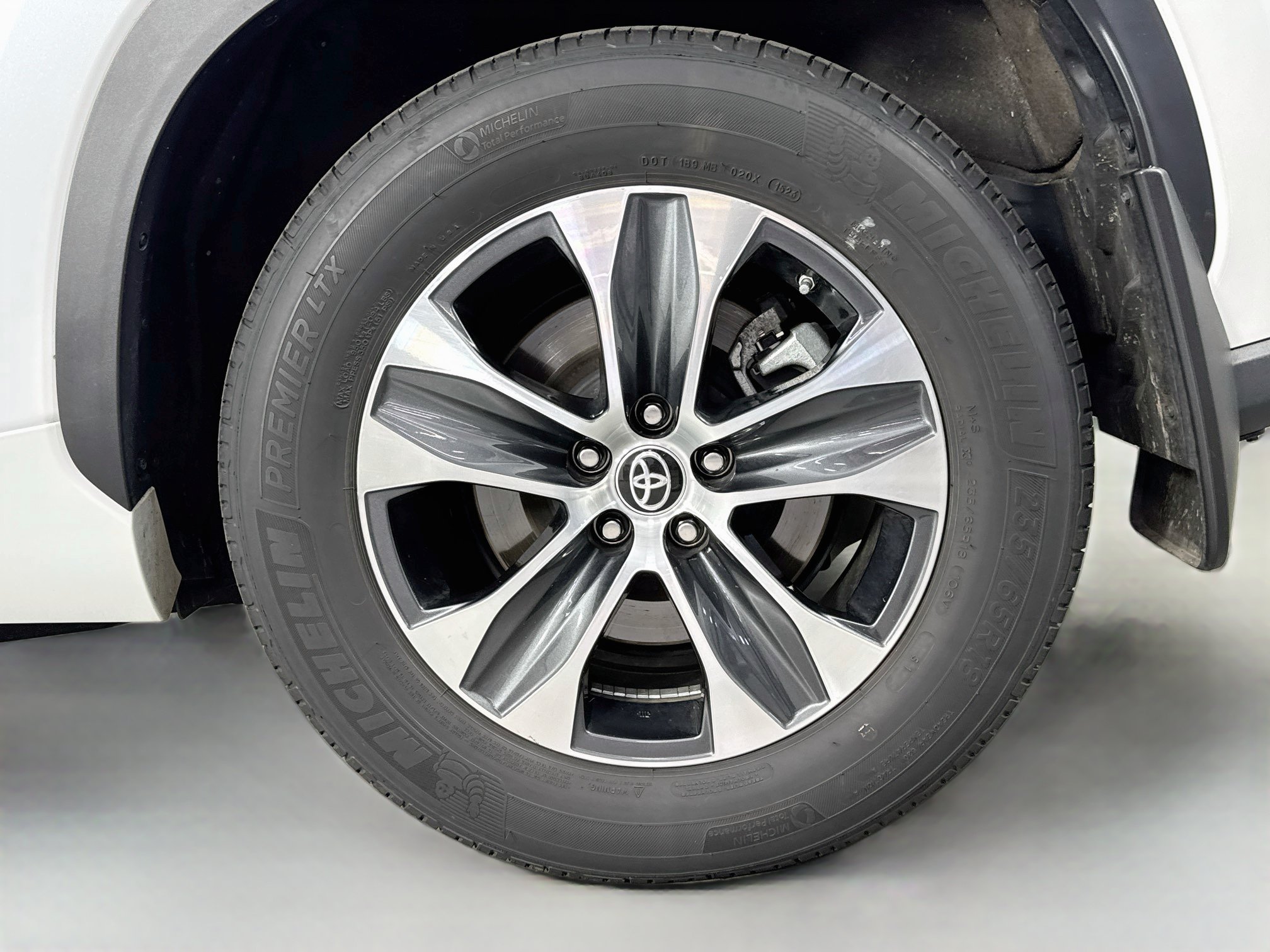 Used 2023 Toyota Highlander XLE AWD/4WD image 32