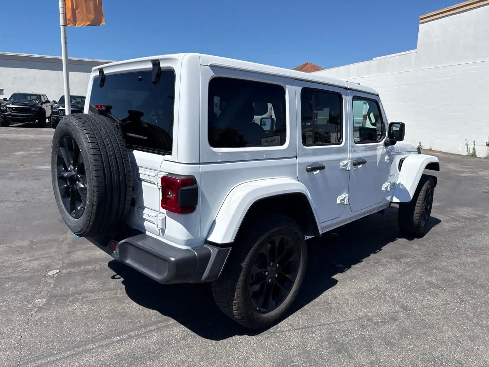 Used 2024 Jeep Wrangler Unlimited Sahara AWD/4WD image 15