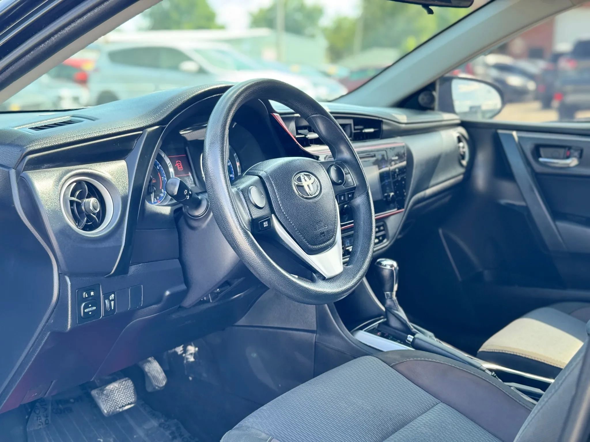 Used 2017 Toyota Corolla LE image 12