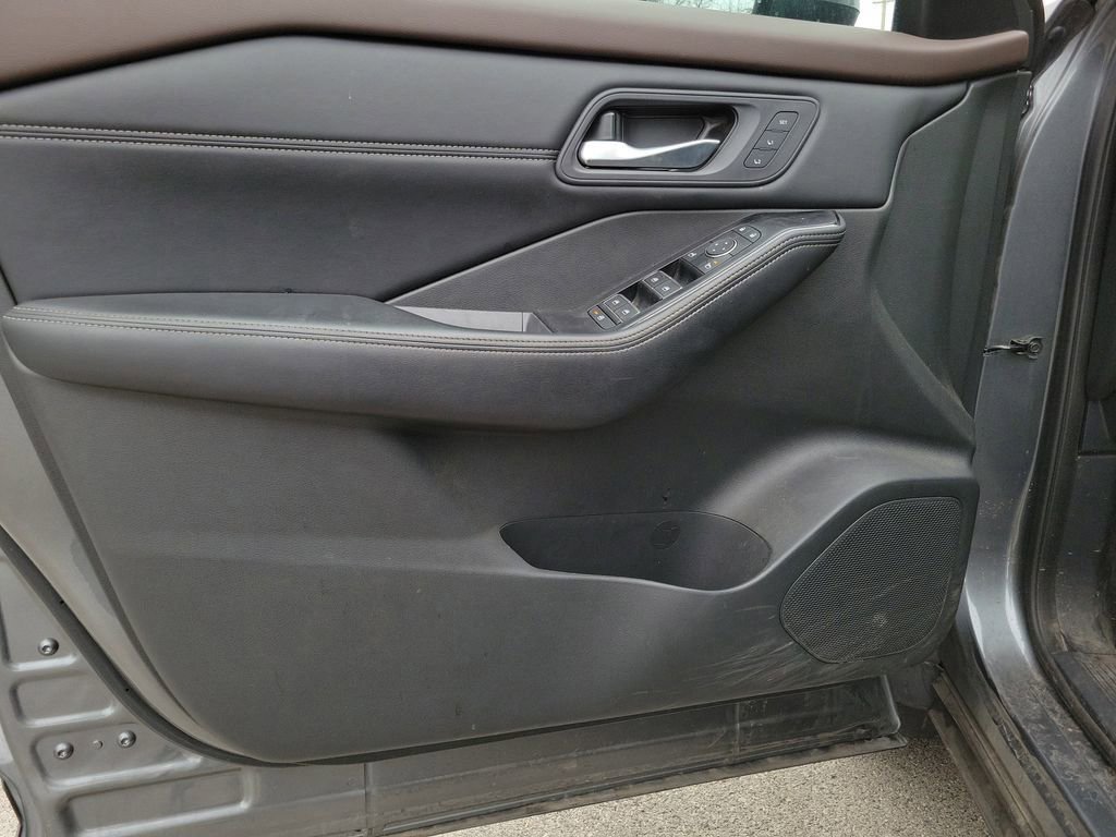 Used 2023 Nissan Rogue SL w/ SL Premium Package image 14