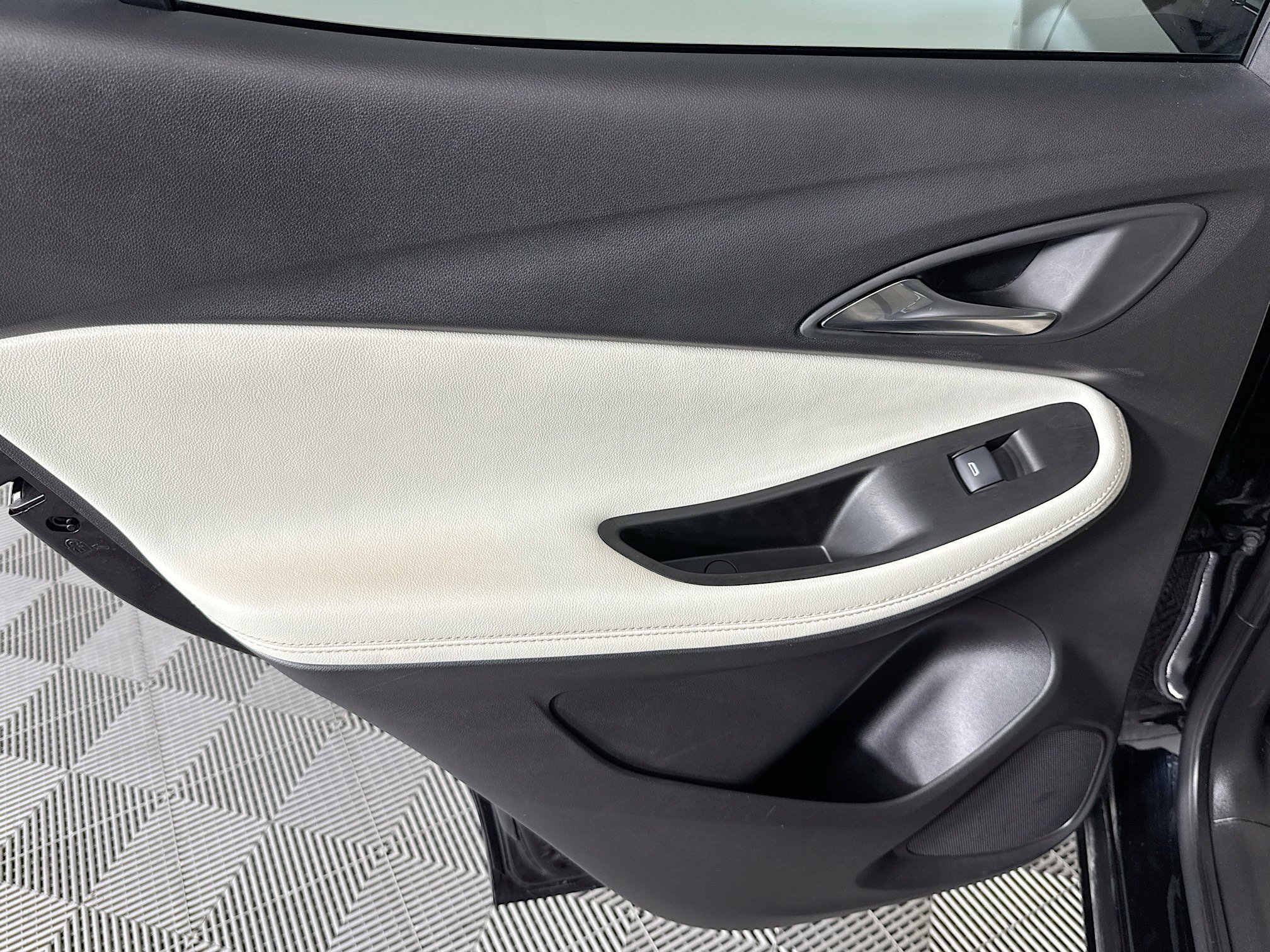 Used 2024 Buick Encore GX Avenir w/ Avenir Technology Package FWD image 25